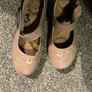 Light Mauve Mary Jane Shoes with Floral Embroidery